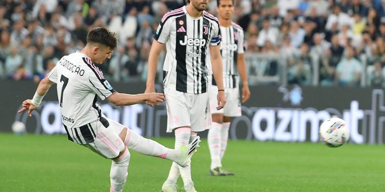 Francisco Conceiçao calcia una punizione con la Juventus (Foto ANSA)