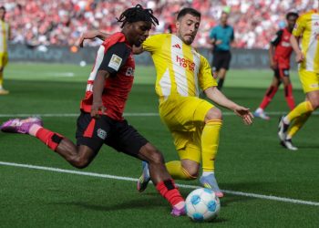 Josip Juranovic contrasta Jeremie Frimpong in Bayer Leverkusen Union Berlino (Foto ANSA)