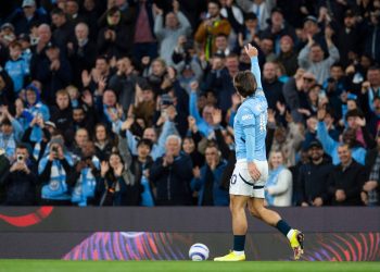 Jack Grealish esulta con i tifosi del Manchester City (Foto ANSA)