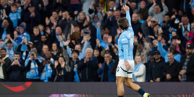 Jack Grealish esulta con i tifosi del Manchester City (Foto ANSA)