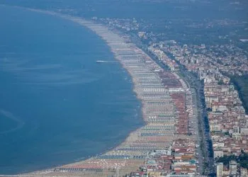 Le spiagge della Versilia (Ansa)