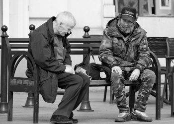 Anziano su una panchina