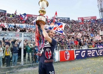 Lorenzo De Silvestri con la Coppa Italia vinta dal Bologna (Foto ANSA)
