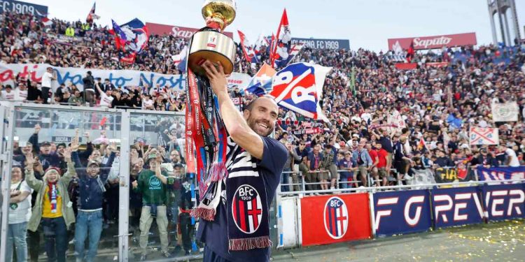 Lorenzo De Silvestri con la Coppa Italia vinta dal Bologna (Foto ANSA)