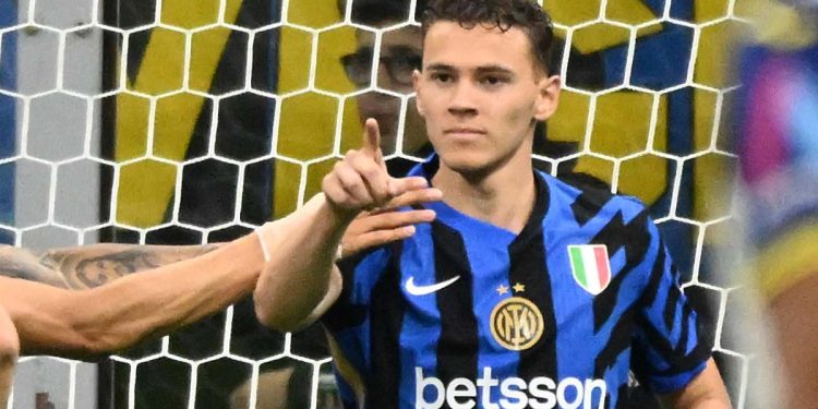 Asllani esulta dopo il gol segnato con l'Inter al Verona (Foto Ansa)