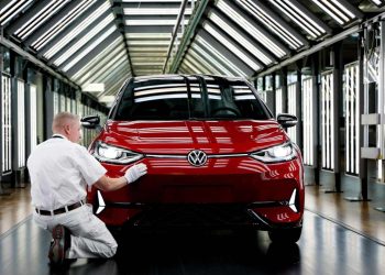 Lo stabilimento Volkswagen di Dresda (Ansa)