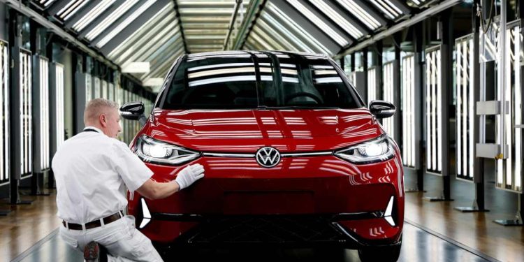 Lo stabilimento Volkswagen di Dresda (Ansa)