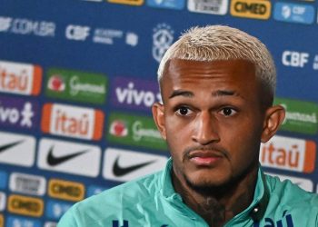 Wesley in conferenza stampa con la Nazionale brasiliana (Foto Ansa)