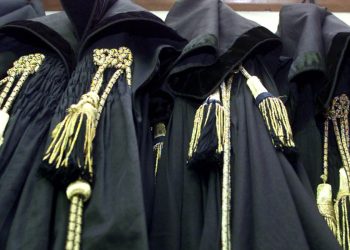 Toghe di magistrati (Ansa)