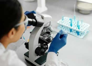 Ricercatore in laboratorio