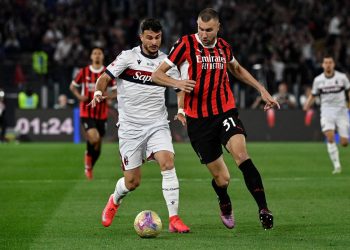Pavlovic del Milan lotta con Orsolini del Bologna nella finale di Coppa Italia (Foto Ansa)