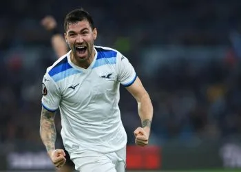 Alessio Romagnoli esulta dopo un gol della Lazio in Europa League (Foto Ansa)