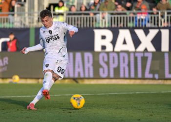 Sebastiano Esposito dell'Empoli mentre segna un gol al Venezia (Foto Ansa)