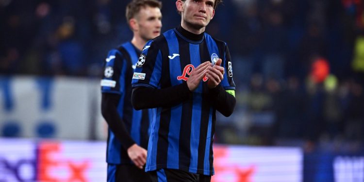 Marten De Roon con la maglia dell'Atalanta (Foto ANSA)