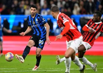 Mehdi Taremi dell'Inter in azione durante un derby (Foto Ansa)
