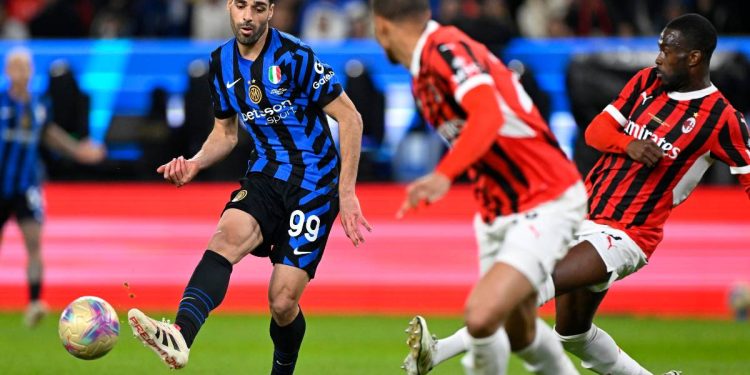 Mehdi Taremi dell'Inter in azione durante un derby (Foto Ansa)