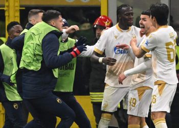 La Stella Rossa esulta a San Siro (Foto ANSA)