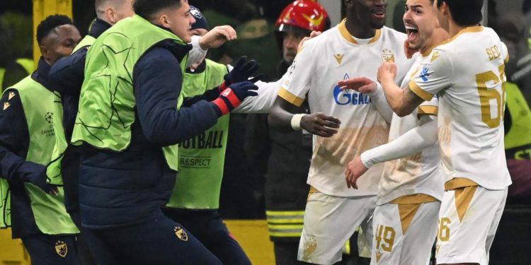 La Stella Rossa esulta a San Siro (Foto ANSA)