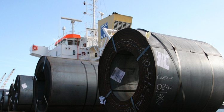 Acciaio prodotto dall'Ilva fermo in banchina a Taranto (Ansa)