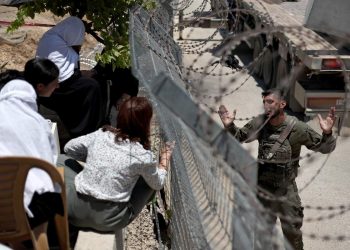 Drusi siriani cercano di passare il confine con Israele nelle Alture del Golan (Ansa)