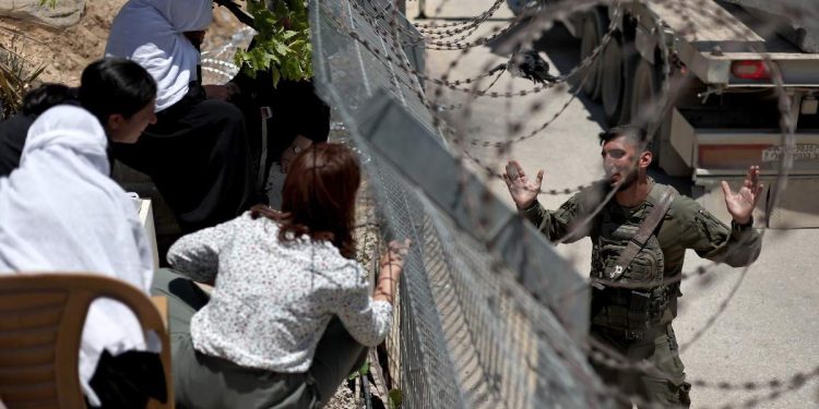 Drusi siriani cercano di passare il confine con Israele nelle Alture del Golan (Ansa)