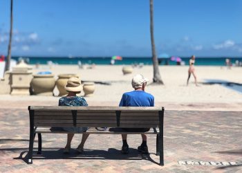 Anziani davanti il mare