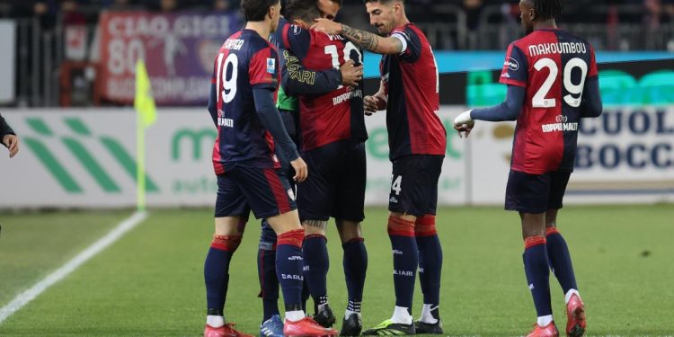 L'esultanza dei calciatori del Cagliari (Foto ANSA)