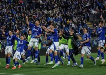 Il Como esulta con i suoi tifosi (Foto ANSA)