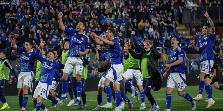 Il Como esulta con i suoi tifosi (Foto ANSA)