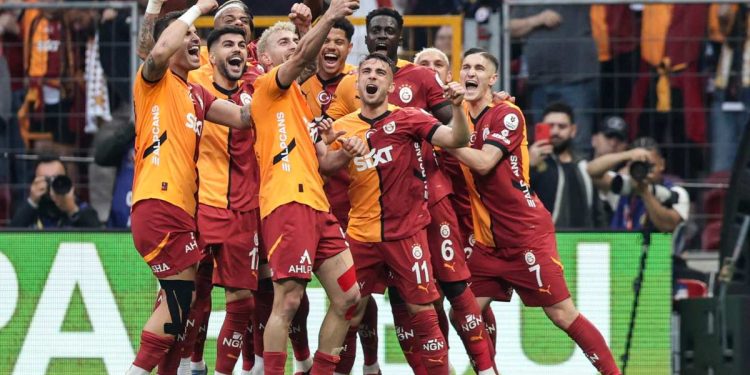 I calciatori del Galatasaray si fanno un selfie (Foto ANSA)