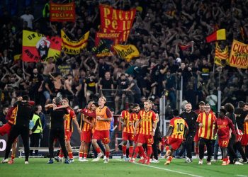 Il Lecce esulta con i suoi tifosi (Foto ANSA)