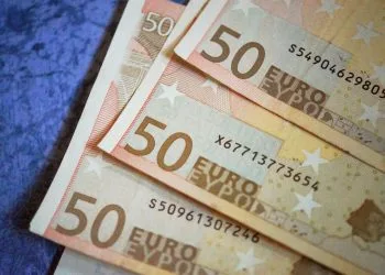 banconote da 50 euro sul tavolo