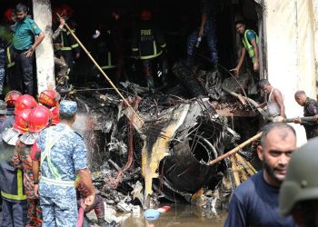 Bangladesh: aereo militare precipita su di una scuola