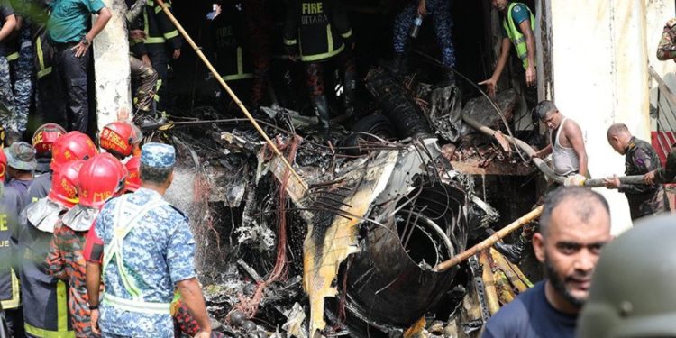 Bangladesh: aereo militare precipita su di una scuola