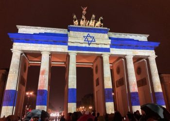 La Porta di Brandeburgo illuminata con la bandiera di Israele
