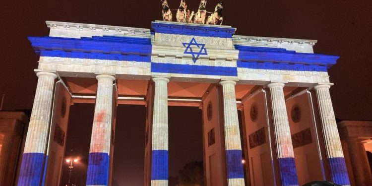 La Porta di Brandeburgo illuminata con la bandiera di Israele