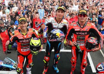 Il podio di gara-2 nel Gp Gran Bretagna Sbk (da facebook.com/WorldSBK)