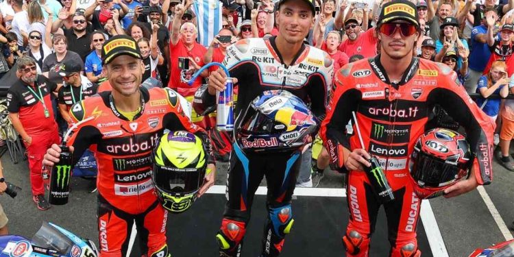 Il podio di gara-2 nel Gp Gran Bretagna Sbk (da facebook.com/WorldSBK)