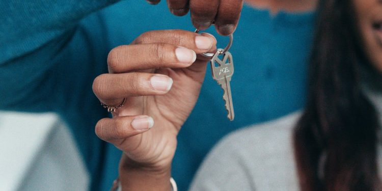 Coppia con chiavi di casa