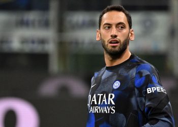 Hakan Calhanoglu durante un riscaldamento pre-partita con l'Inter (Foto Ansa)