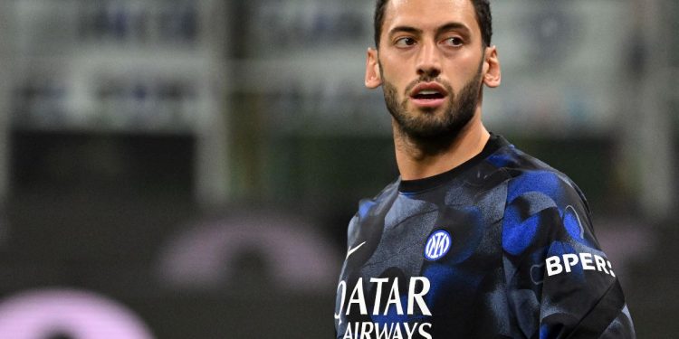 Hakan Calhanoglu durante un riscaldamento pre-partita con l'Inter (Foto Ansa)
