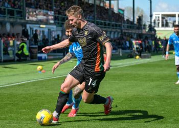 Hans Nicolussi Caviglia del Venezia in azione sul campo dell'Empoli (Foto Ansa)