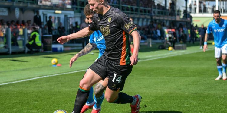 Hans Nicolussi Caviglia del Venezia in azione sul campo dell'Empoli (Foto Ansa)