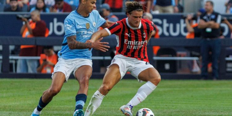 Lorenzo Colombo in azione con il Milan (Foto Ansa)