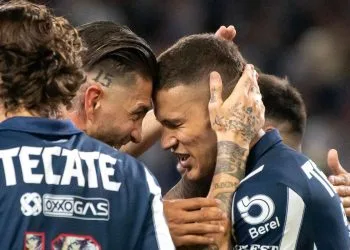 Nelson Deossa del Monterrey festeggiato dal compagno Sergio Ramos (Foto Ansa)