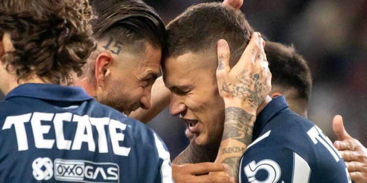 Nelson Deossa del Monterrey festeggiato dal compagno Sergio Ramos (Foto Ansa)