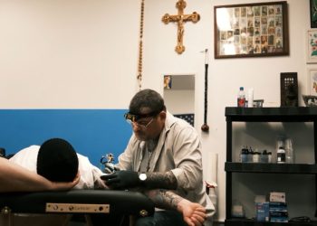 Tommy Houlihan nel suo studio a New York (Foto: screen video - New York Post)