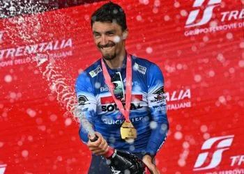 Valentin Paret-Peintre festeggia una vittoria (Foto ANSA)