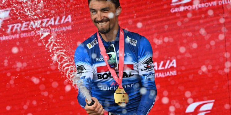 Valentin Paret-Peintre festeggia una vittoria (Foto ANSA)