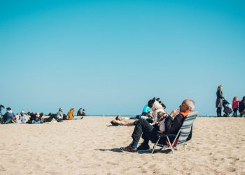 Anziano in spiaggia con il cane